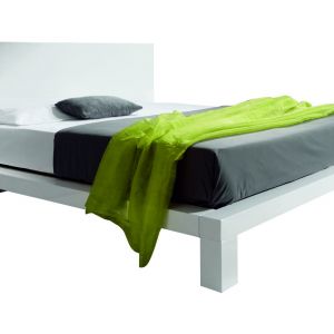 "Xtra" to łóżko o prostym, minimalistycznym wzornictwie. Wezgłowie oraz konstrukcja wykonana z lakierowanej na biały połysk. Fot. Le Pukka