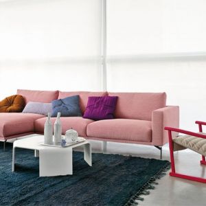 Sofa Hollywood zachwyca różowym kolorem. Nadaje się idealnie do aranżacji kobiecego salonu. Ponadto boczna leżanka ma na tyle wygodną szerokość, że może posłużyć jako miejsce na drzemki. Fot. Artflex