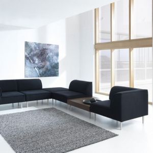 Minimalistyczna sofa "Mom" to dobre rozwiązanie nie tylko do mieszkania, ale także do aranżacji przestrzeni biurowej. Jej prosta konstrukcja zachęca do siedzenia. Fot. Formanowa