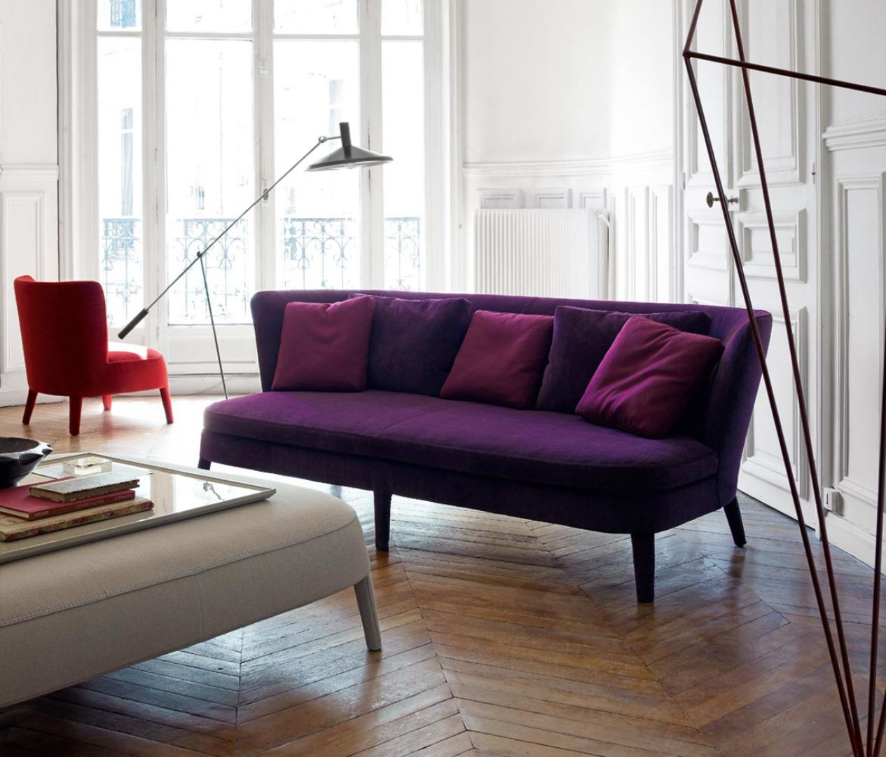 Soczysty, śliwkowy fiolet i klasyczna forma sprawiają, że sofa jest zachwycająca. Szeroko rozstawione nóżki dodają jej lekkości. Fot. Maxalto