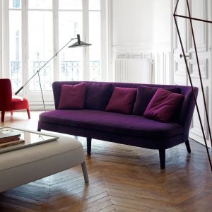 Soczysty, śliwkowy fiolet i klasyczna forma sprawiają, że sofa jest zachwycająca. Szeroko rozstawione nóżki dodają jej lekkości. Fot. Maxalto