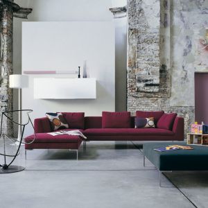 Sofa "Charles" to doskonałe rozwiązanie do aranżacji nowoczesnej przestrzeni . Jej wyjątkowo cienkie nóżki sprawiają, że sofę można nazwać wręcz minimalistyczną. Fot. B&B Italia