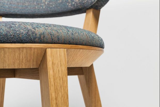 Wyrafinowana technologia zespolenia elementów tapicerowanych z drewnianym stelażem, czynią krzesło "Gnu" innowacyjnym i wyrazistym, idealnie wpisującym się we współczesne wnętrza.