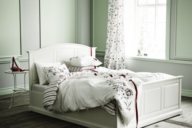Biała i niezwykle elegancka rama z tłoczonym zagłówkiem o zaokrąglonym kształcie to propozycja do sypialni od firmy IKEA.
