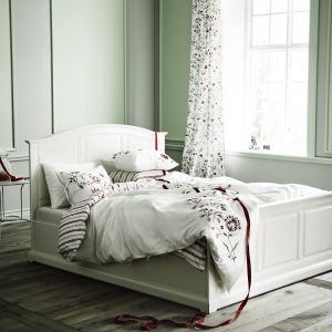 Łóżko "Birkeland" oferowane przez IKEA to komfortowe rozwiązanie dla osób, które cenią sobie klasykę oraz dla miłośników białego koloru. Fot. IKEA