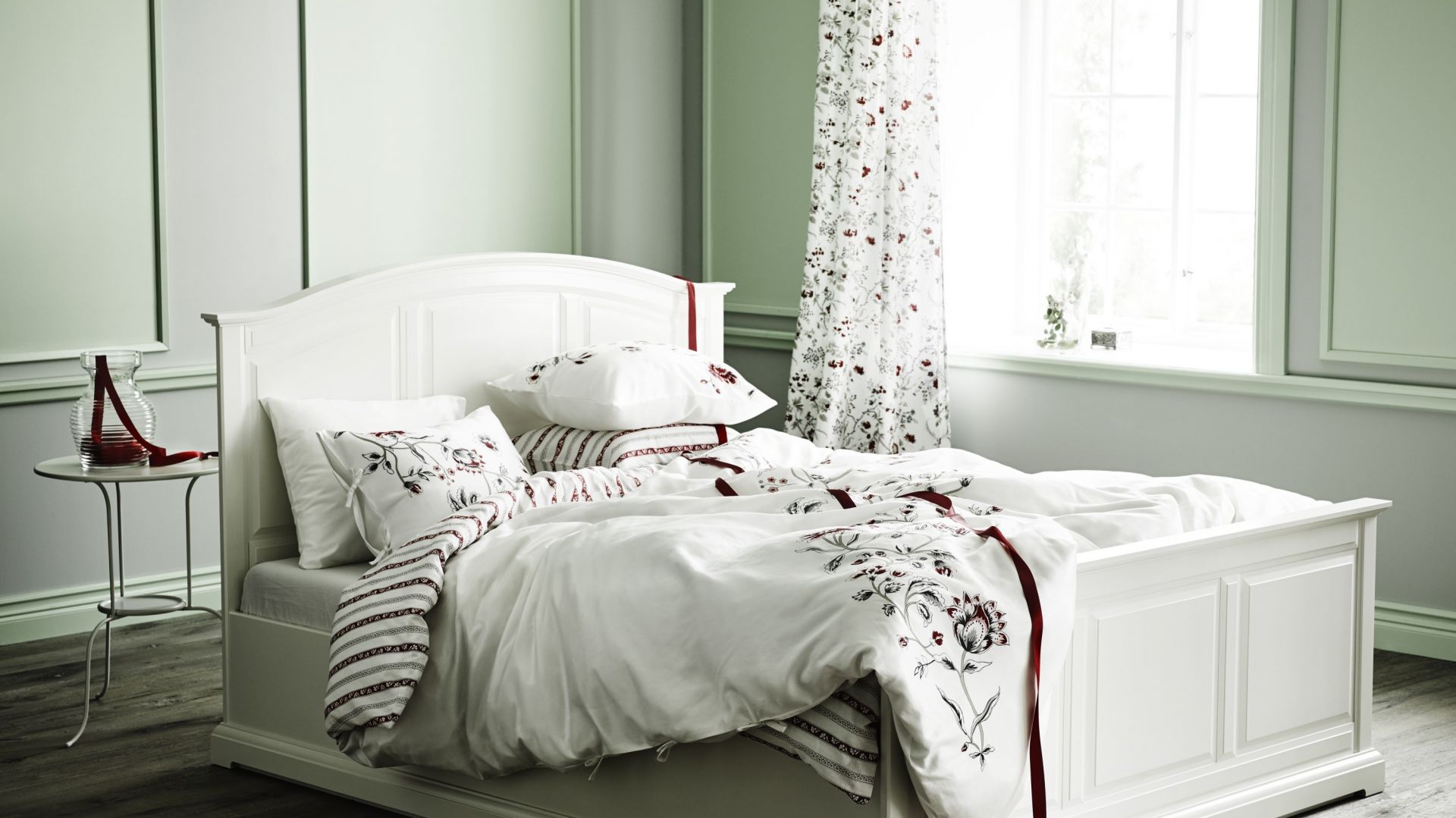 "Birkeland" - łóżko skąpane w bieli