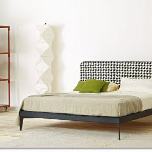 Łóżko z wezgłowiem w pepitkę? Ta odważna propozycja to łóżko "Suite" marki Artflex. Ten wzór z pewnością spodoba się niejednej miłośniczce mody. Fot. Artflex