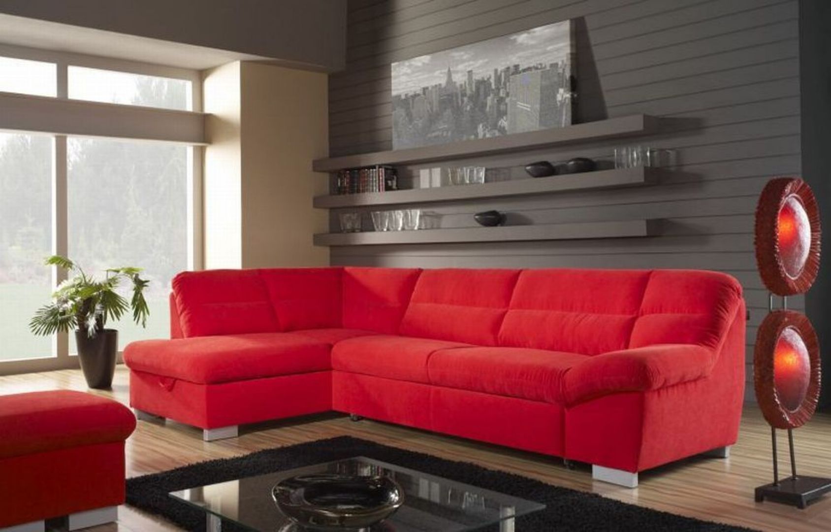 Czerwony narożnik, jest bardzo charakterystycznym meblem w salonie
Fot. HF Helvetia Furniture