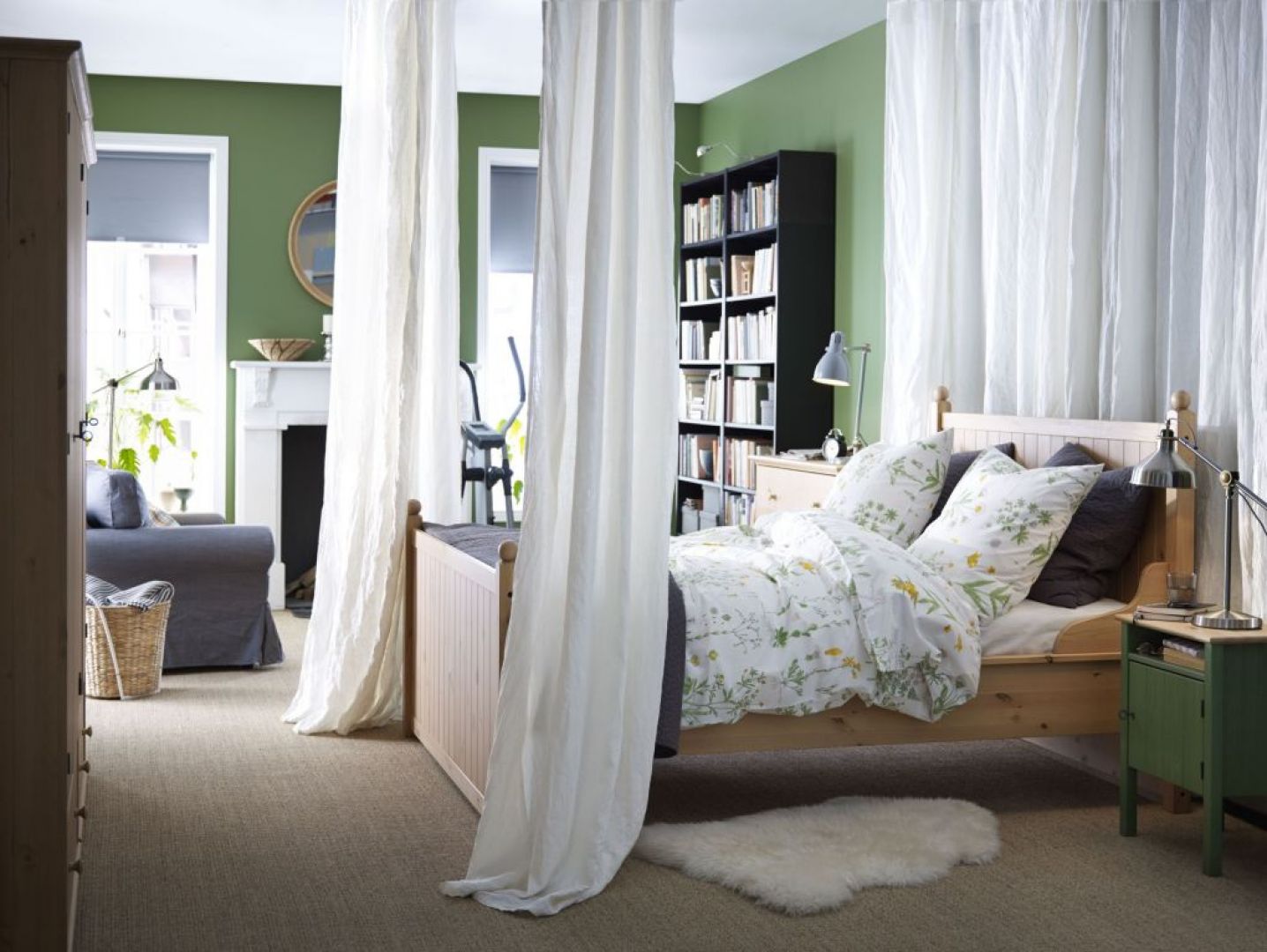 Łóżko z serii Hurdal nada wnętrzu ciepły i bardzo naturalny styl. Fot. IKEA