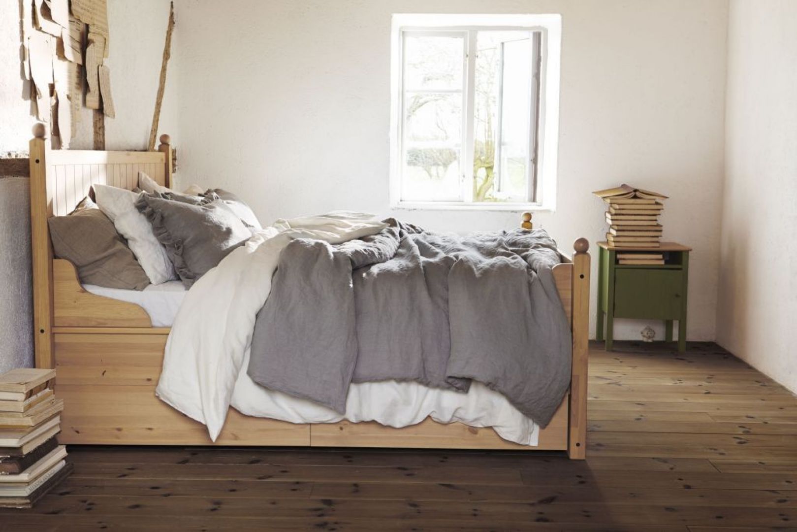 Łóżko z serii Hurdal wykonane jest z litego drewna. Ma piękny, naturalny klimat i do sypialni w takim stylu również pasuje. Fot. IKEA