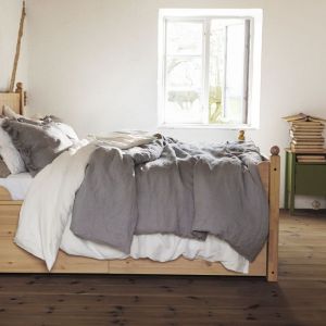 Łóżko z serii Hurdal wykonane jest z litego drewna i ma bardzo naturalną stylistykę. Fot. IKEA