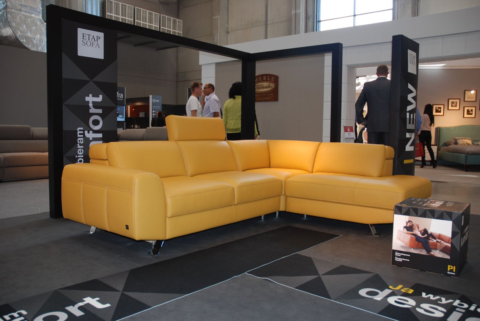 Żółta sofa to doskonałe rozwiązanie do salonu, jako jeden wyróżniający się element. Na zdjęciu sofa 