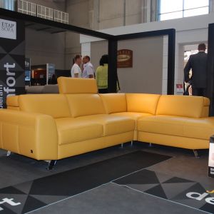 Żółta sofa to doskonałe rozwiązanie do salonu, jako jeden wyróżniający się element. Na zdjęciu sofa "Pi" marki Etap Sofa. Fot. Marta Ustymowicz