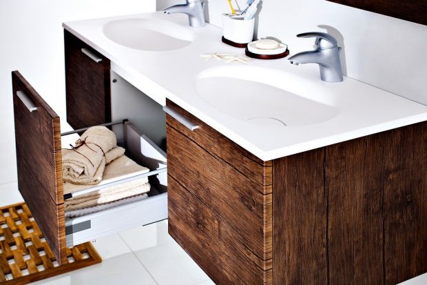 W nowoczesnej łazience warto postawić na drewno z wyraźnym rysunkiem sęków. Naszym zdaniem prezentuje się znakomicie.