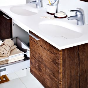 Kolekcja mebli do łazienki "Sycylia" marki Antado. W nowoczesnej łazience warto postawić na drewno z wyraźnym rysunkiem sęków. Naszym zdaniem prezentuje się znakomicie. Fot. Antado