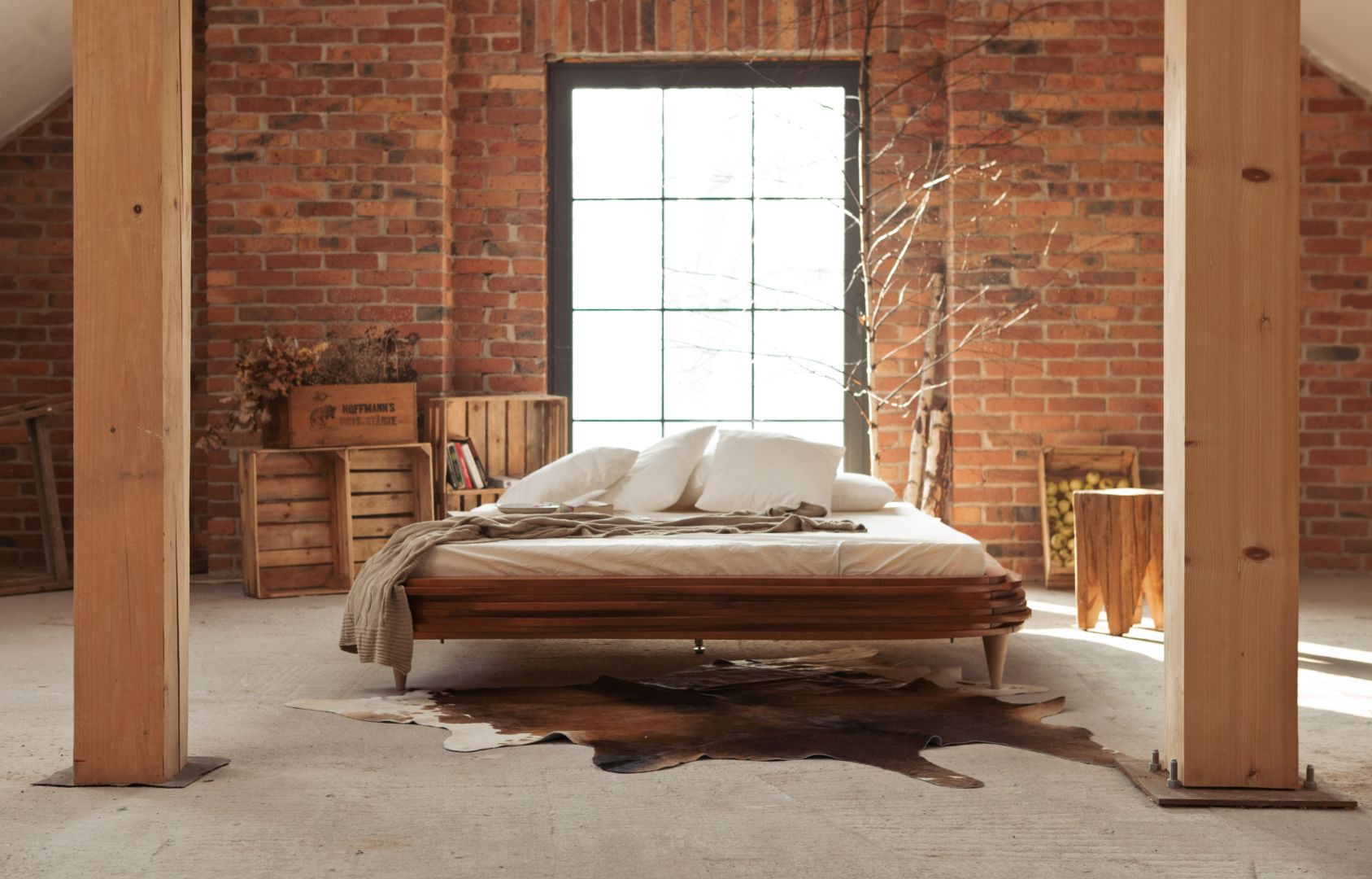 Nałożone na siebie warstwowo płaty drewna tworzą nietypową i jednocześnie elegancką ramę łóżka. Brak zagłówka sprawia, że model ten doskonale nadaje się do ustawienia na środku sypialni. Fot. Gie-el