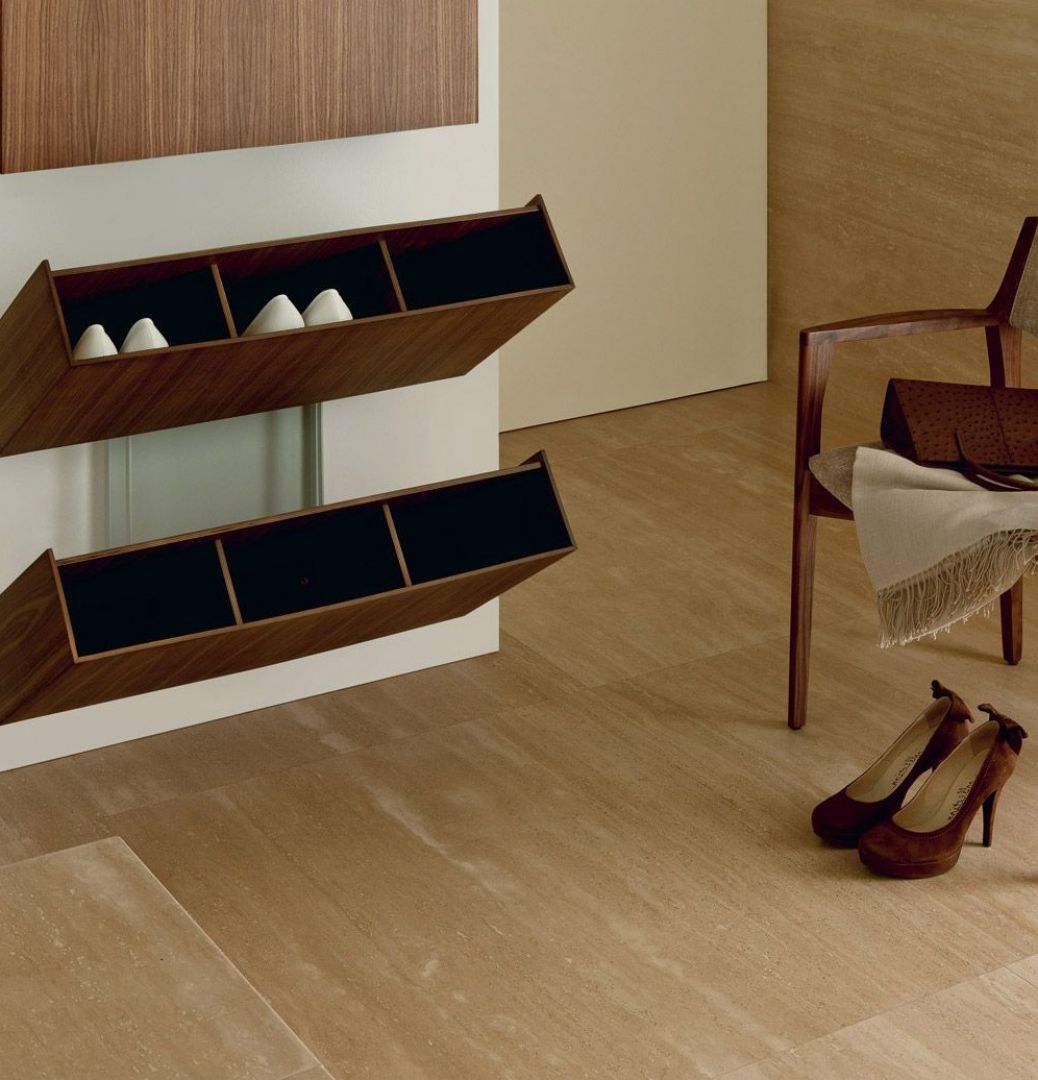 Minimalistyczne półki na buty, które odchyla się od ściany. Propozycja włoskiej marki Porada, szafki o nazwie 