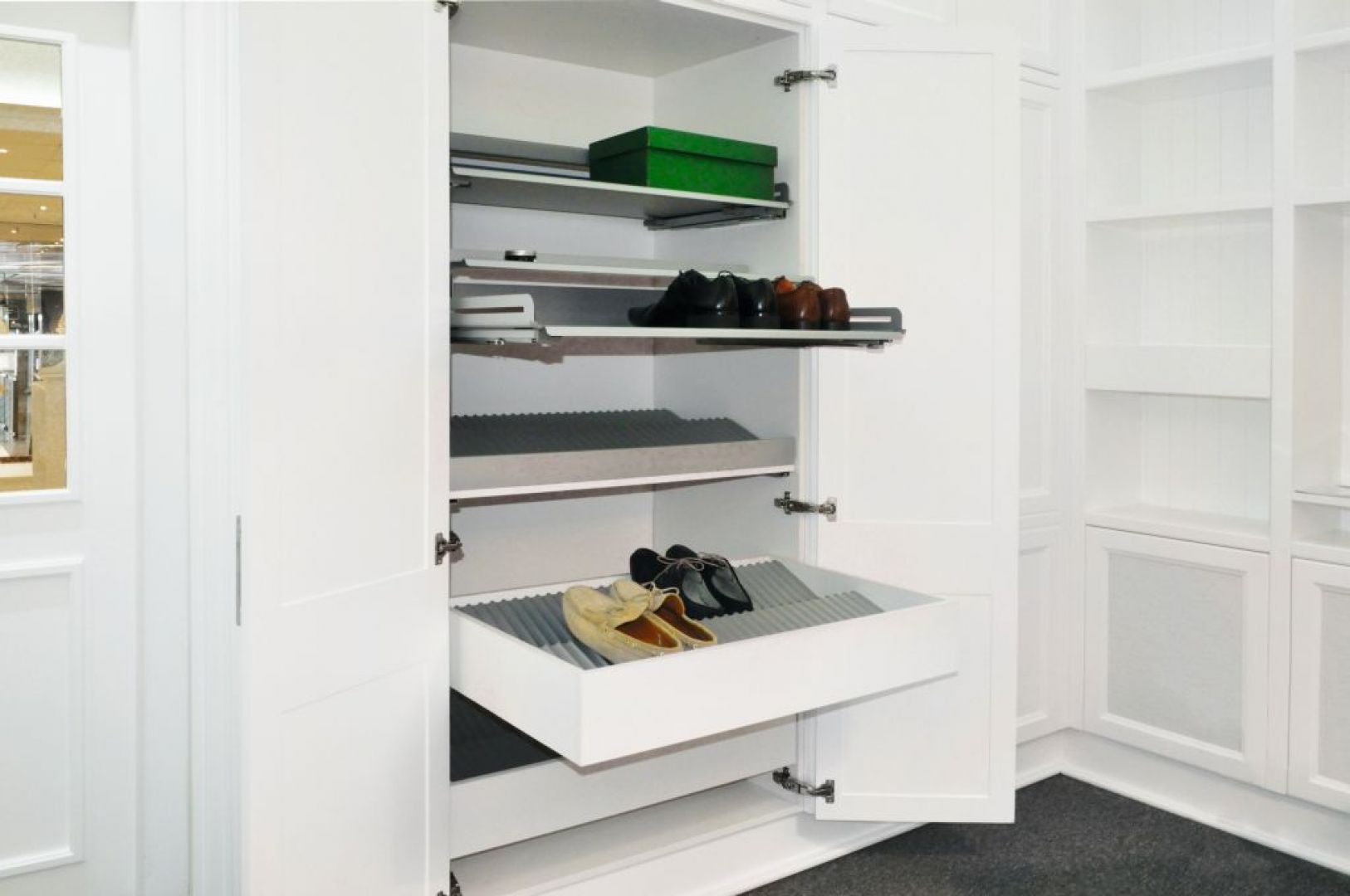 Dzięki specjalnym wysuwanym szufladom służącym do przechowywania obuwia możliwe jest zagospodarowanie nawet dużej szafy. Fot. Peka