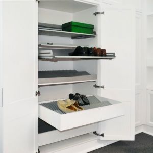 Dzięki specjalnym wysuwanym szufladom służącym do przechowywania obuwia możliwe jest zagospodarowanie nawet dużej szafy. Fot. Peka