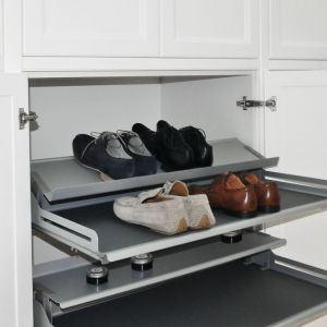 Ukryte w szafie półki na obuwie to dobry sposób na utrzymanie czystości w przedpokoju. Fot. Peka