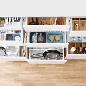 Duża ilość przegródek, separatorów i pojemników pozwoli zapewnić porządek w szufladach oraz czystość. Fot. IKEA