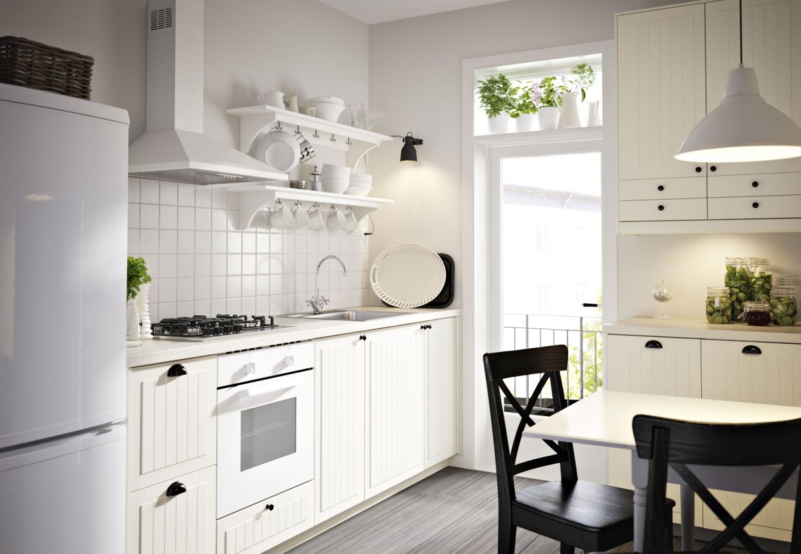 Modnym kolorem wśród kuchni urządzanych na styl skandynawski jest biel. Kuchnie te są nieco chłodne, ale można je w łatwy sposób ożywić dodatkami. Fot. IKEA