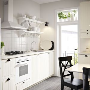 Modnym kolorem wśród kuchni urządzanych na styl skandynawski jest biel. Kuchnie te są nieco chłodne, ale można je w łatwy sposób ożywić dodatkami. Fot. IKEA