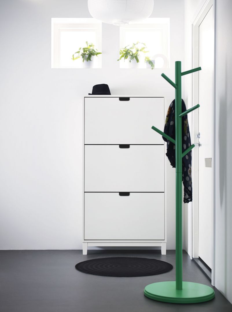 Wąska półka do przechowywania obuwia. Nie zastosowano w niej uchwytów, a malutkie otwory służące do otwierania poszczególnych szuflad. Dzięki temu szafka zyskała nowoczesny design. Fot. IKEA