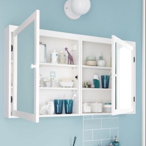 Szafka z lustrem Silveran to mebel, który dobrze sprawdzi się w łazience z której korzysta duża rodzina. Duża ilość półek pozwoli na przechowywanie wielu przedmiotów. Fot. IKEA