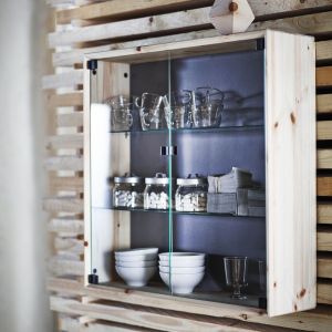 Drewniana witrynka, którą można samodzielnie pobejcować lub pomalować według własnego uznania. Idealna zarówno do kuchni jak i do łazienki. Fot. IKEA