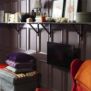 Proste półki na wspornikach to klasyczna ozdoba ścian. Można na nich ustawić domowe bibeloty jak również książki. Fot. IKEA