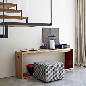 Drewniana konsola Frank to prostota projektu i doskonała jakość wykonania. Można ją potraktować zarówno jako mebel do salonu, ale także jako minimalistyczny rodzaj biurka. Fot. B&B Italia