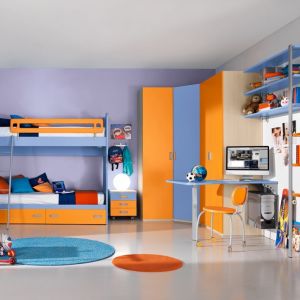 Melone Bed marki Lavanda. Barierka zabezpiecza przed upadkiem dziecko odpoczywające na drugim poziomie. Ciekawe połączenie kolorów pomarańczowego i niebieskiego tworzy w pomieszczeniu wesoły kontrast. Fot. Lavanda 