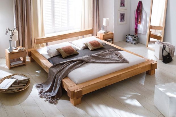 Drewno czyni wnętrze przytulnym. Nie ma chyba piękniejszego materiału niż naturalne drewno, dlatego do sypialni, która ma być ciepła i klimatyczna warto wstawić łóżko z drewna.