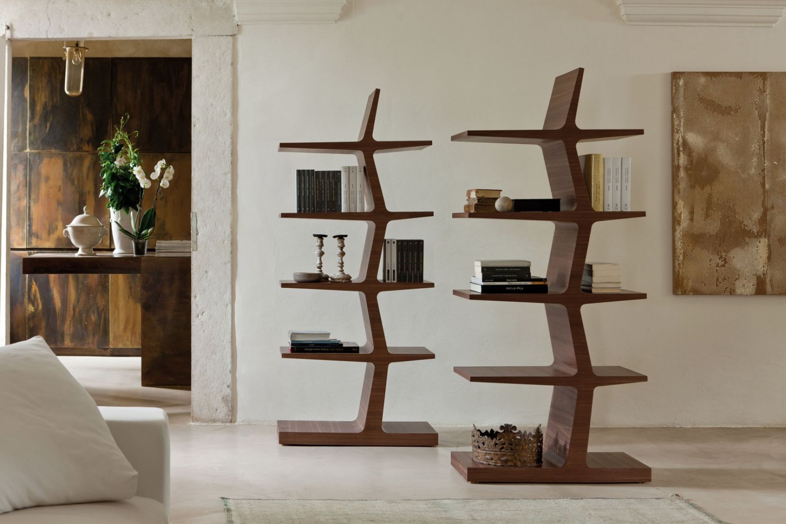 Regał Zeus przypominający kształtem stojące drzewo. To nowoczesna propozycja półki na książki, która jednocześnie, dzięki swojej formie, może być dekoracją salonu. Fot. Porada