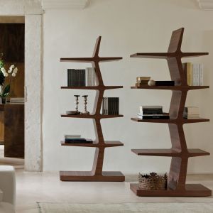 Regał Zeus przypominający kształtem stojące drzewo. To nowoczesna propozycja półki na książki, która jednocześnie, dzięki swojej formie, może być dekoracją salonu. Fot. Porada