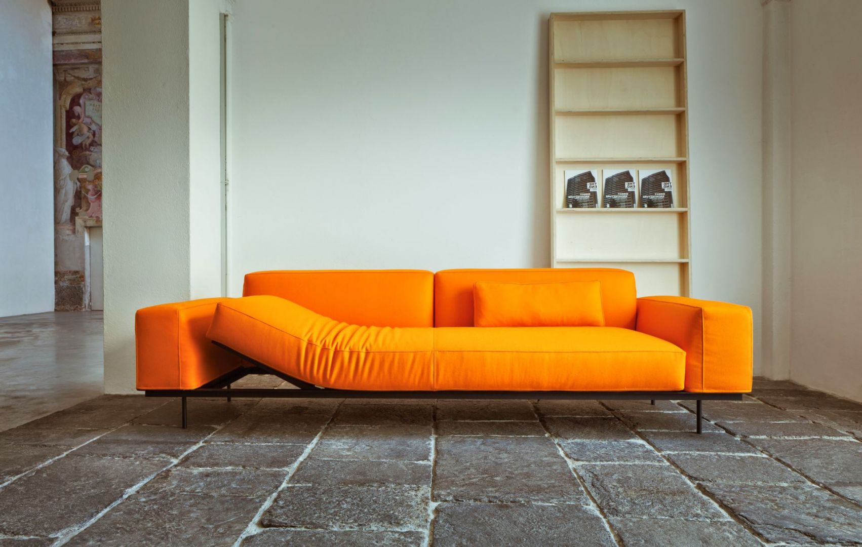 Sofa z podnoszonym siedziskiem marki 