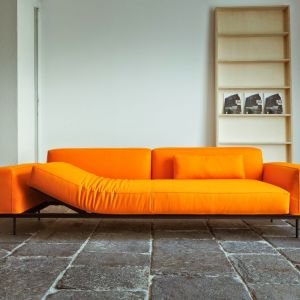 Sofa z podnoszonym siedziskiem marki "Vibieffe" to bardzo komfortowe rozwiązanie. Opieranie głowy na oparciu sofy nie należy do najprzyjemniejszych, jeśli jednak możemy lekko podnieść część siedziska to momentalnie tworzymy przestrzeń wygodną do spania. Fot. Square Space