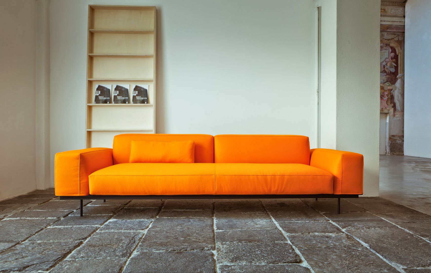 Zwyczajna pomarańczowa sofa? Nic bardziej mylnego! Wystarczy kliknąć na następne zdjęcie, aby zobaczyć jakie niesamowite funkcje posiada. Fot. Square Space