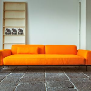 Zwyczajna pomarańczowa sofa? Nic bardziej mylnego! Wystarczy kliknąć na następne zdjęcie, aby zobaczyć jakie niesamowite funkcje posiada. Fot. Square Space