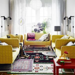 Sofa Knopparp to dwuosobowy model umieszczony na stalowych nóżkach. Jest trwała, wygodna i ma ciekawy design. Żółta tapicerka będzie ożywiać wnętrze, zaś zdejmowany pokrowiec będzie zawsze gotowy do uprania. Fot. IKEA