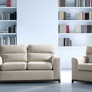 Dwuosobowa sofa "Cetros" oprócz klasycznej formy posiada także funkcję spania. Rozkłada się poprzez wysunięcie dolnego siedziska do przodu. To doskonała propozycja do niewielkich salonów. Dodatkowo do kompletu można dokupić fotel. Fot. Libro