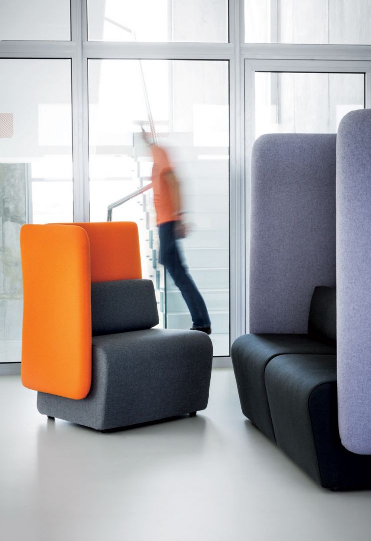 Siedziska Mont to kolejne meble zaprojektowane i wyprodukowane przez Sitag Formy Siedzenia. Stworzone z myślą o przestrzeni biurowej, dzięki wysokiemu oparciu i zakrytych bokach tłumią hałas i zapewniają chwilę prywatności. Fot. Piotr Frąckowiak