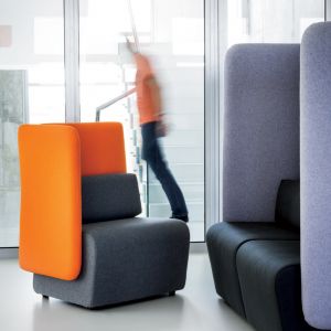 Siedziska Mont to meble zaprojektowane i wyprodukowane przez Sitag Formy Siedzenia. Stworzone z myślą o przestrzeni biurowej, dzięki wysokiemu oparciu i zakrytych bokach tłumią hałas i zapewniają chwilę prywatności. Fot. Piotr Frąckowiak