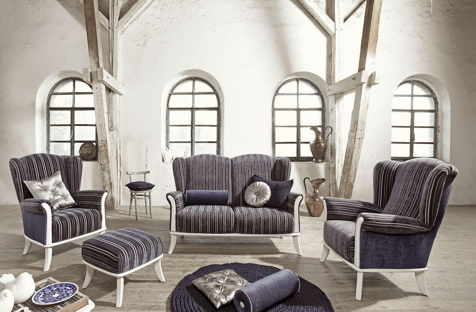 Fotele z kolekcji Ushak. Tradycyjny kształt, przyjemna w dotyku tapicerka i podnóżek zapewniają maksymalny komfort. Fot Swarzędz Home