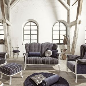 Fotele z kolekcji Ushak. Tradycyjny kształt, przyjemna w dotyku tapicerka i podnóżek zapewniają maksymalny komfort. Fot Swarzędz Home