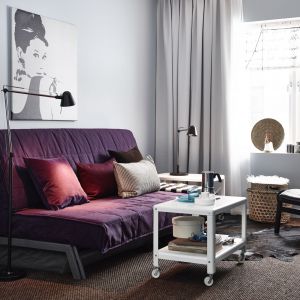 Sofa "Karlaby" to prosty mebel, który nie tylko zajmuje niewiele miejsca, ale również posiada funkcję spania, dzięki czemu doskonale nadaje się do wyposażenia niewielkich, dziennych pokoi. Dodatkowo posiada zdejmowane poszycie, które ułatwia utrzymanie mebla w czystości. Fot. IKEA