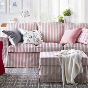 A może zamiast jednolitego koloru różowe paseczki? Sofa Ektorp posada zdejmowane poszycie, dzięki czemu nie tylko możesz je z łatwością odświeżyć, ale zmienić wygląd swojej kanapy dosłownie w chwilę. Fot. IKEA