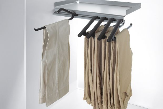 "Lina" to wieszak na spodnie do montażu w garderobie. Dzięki niemu wyprasowane spodnie pozostaną bez zagnieceń.