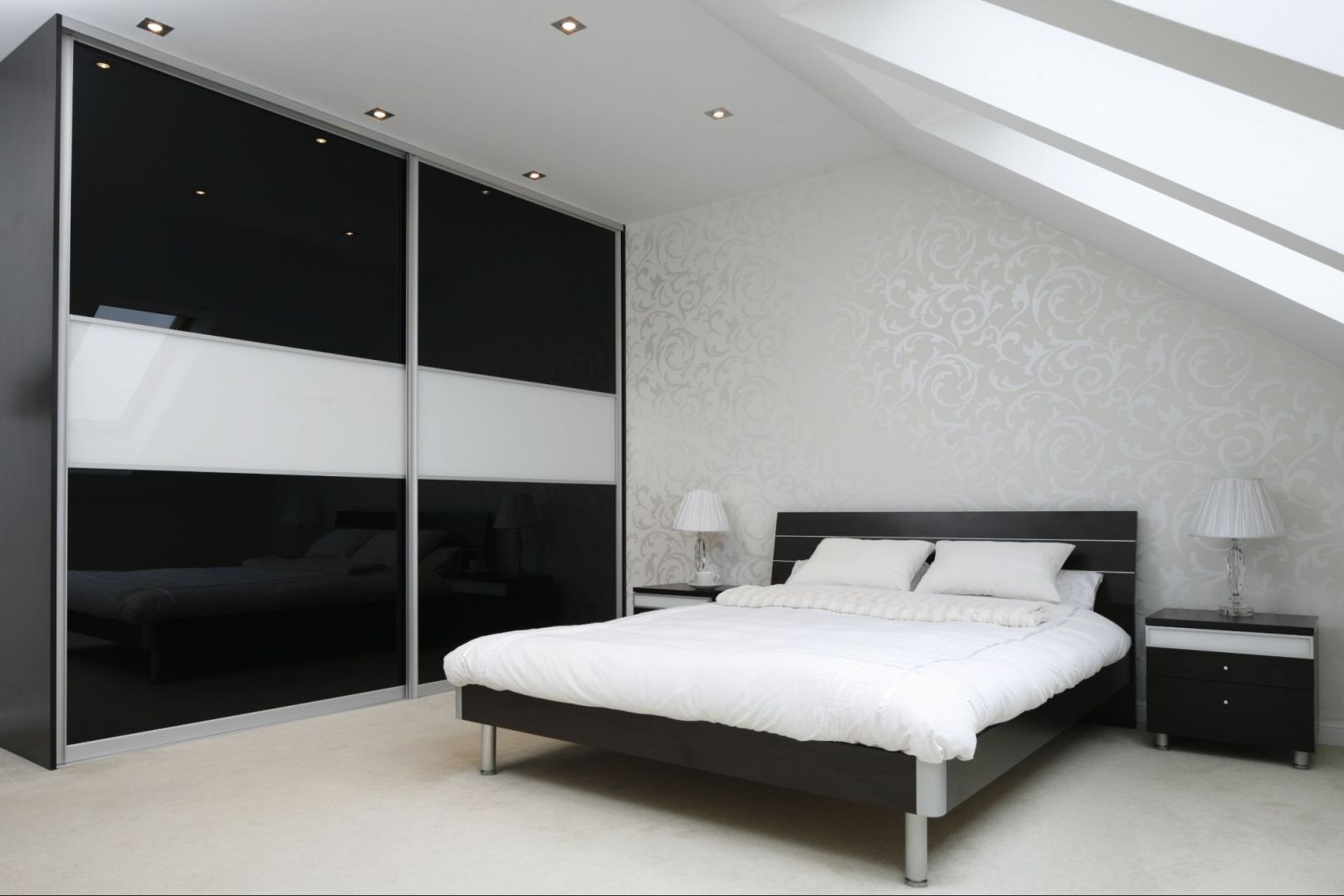 W sypialni urządzonej w nowoczesnym stylu sprawdzi się kontrastowe połączenie bieli i czerni. Projekt: Magdalena Biały Fot. Bartosz Jarosz 